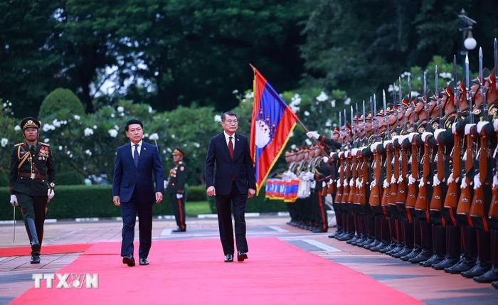  Trước đó, Thủ tướng Lê Minh Hưng và Thủ tướng Saleumxay Kommasith duyệt Đội danh dự Quân đội nhân dân Lào. Ảnh: Dương Giang/TTXVN. 