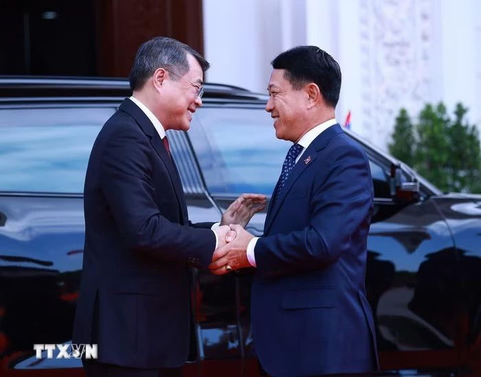 Thủ tướng Lào Saleumxay Kommasith đón Thủ tướng Lê Minh Hưng. Ảnh: Dương Giang/TTXVN.
