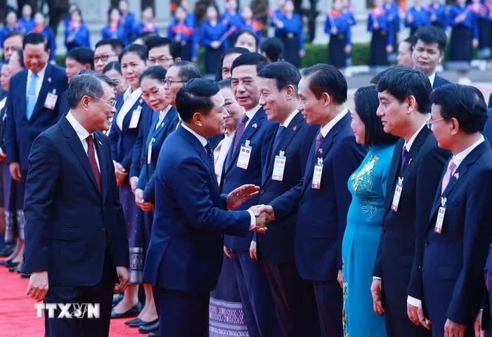  Đoàn chính thức tháp tùng Thủ tướng Lê Minh Hưng có các Ủy viên Bộ Chính trị: Phó Thủ tướng, Bộ trưởng Quốc phòng, Đại tướng Phan Văn Giang; Bộ trưởng Công an, Đại tướng Lương Tam Quang; Bộ trưởng Ngoại giao Lê Hoài Trung; các Ủy viên Trung ương Đảng: Phó Chủ tịch Quốc hội Nguyễn Thị Thanh; Chủ nhiệm Ủy ban Văn hóa và Xã hội của Quốc hội Nguyễn Đắc Vinh; Bộ trưởng, Chủ nhiệm Văn phòng Chính phủ Đặng Xuân Phong; Bộ trưởng Tài chính Ngô Văn Tuấn và nhiều quan chức lãnh đạo khác. Ảnh: Dương Giang/TTXVN. 