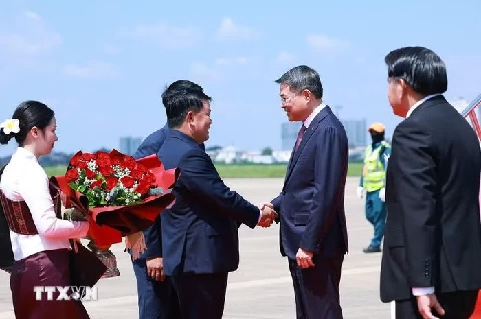  Đón Thủ tướng Lê Minh Hưng và Đoàn đại biểu cấp cao Việt Nam tại sân bay quốc tế Wattay có Bộ trưởng, Chủ nhiệm Văn phòng Thủ tướng Bouakhong Nammavong; Thứ trưởng Bộ Ngoại giao Maythong Thammanvongsa; Phó Chủ tịch Ủy ban chính quyền thủ đô Vientiane Phokham Xayasone; Đại sứ Lào tại Việt Nam Khamphao Eunthavan; Chánh Văn phòng Ủy ban Hợp tác Lào - Việt Nam Viengsan Chantha; lãnh đạo các Vụ thuộc Bộ Ngoại giao Lào và đơn vị liên quan. Ảnh: Dương Giang/TTXVN. 