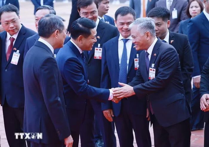  Thủ tướng Lê Minh Hưng giới thiệu thành viên đoàn Việt Nam với Thủ tướng Lào Saleumxay Kommasith. Ảnh: Dương Giang/TTXVN. 