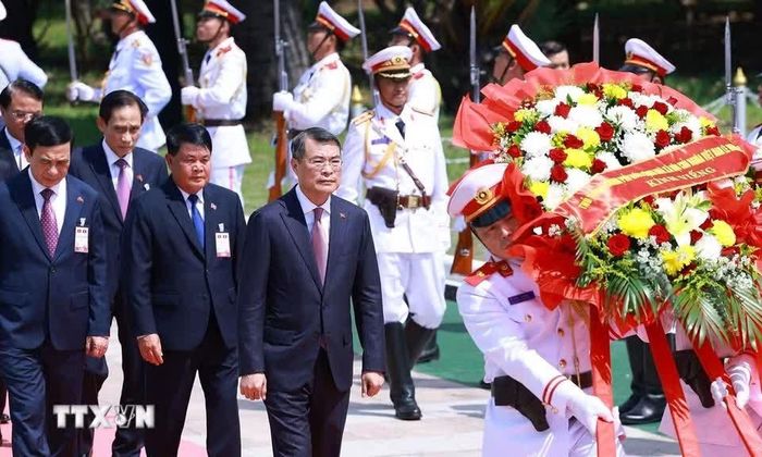 Ngay sau khi đến sân bay quốc tế Wattay, Thủ tướng Việt Nam Lê Minh Hưng và đoàn đại biểu cấp cao Việt Nam đã đến dâng hoa tại Đài tưởng niệm các liệt sĩ vô danh ở thủ đô Vientiane. Ảnh: Dương Giang/TTXVN. 