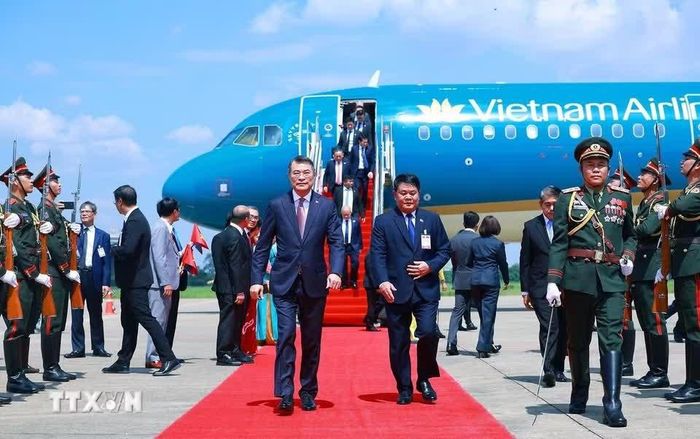  Đại biểu đón Thủ tướng Lê Minh Hưng đến Thủ đô Vientiane, bắt đầu chuyến thăm chính thức CHDCND Lào. Ảnh: Dương Giang/TTXVN. 