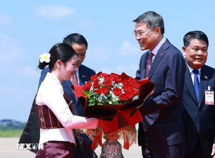  Trong không khí thắm tình hữu nghị, cộng đồng người Việt Nam tại Lào và đông đảo các em học sinh Lào vẫy cờ hai nước tại sân bay chào mừng Thủ tướng Lê Minh Hưng và đoàn đại biểu cấp cao Việt Nam. Ảnh: Dương Giang/TTXVN. 