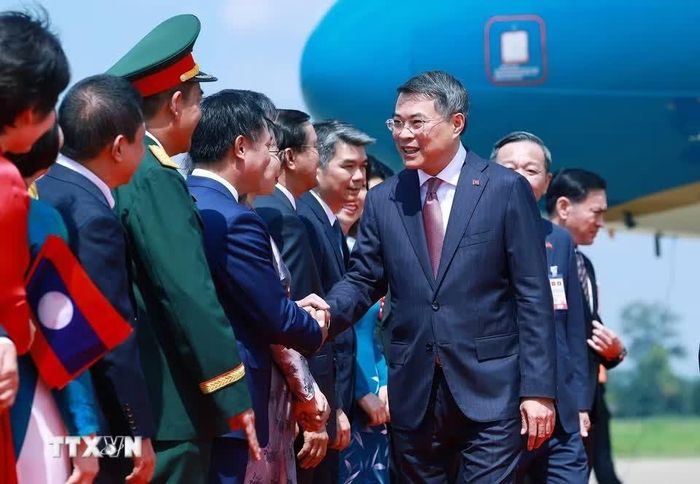  Đại sứ Việt Nam tại Lào Nguyễn Minh Tâm; đại diện các cơ quan đại diện Việt Nam tại Lào, cán bộ, nhân viên Đại sứ quán và đông đảo cộng đồng người Việt Nam tại Lào đón Thủ tướng Lê Minh Hưng đến Thủ đô Vientiane bắt đầu chuyến thăm chính thức CHDCND Lào. Ảnh: Dương Giang/TTXVN. 