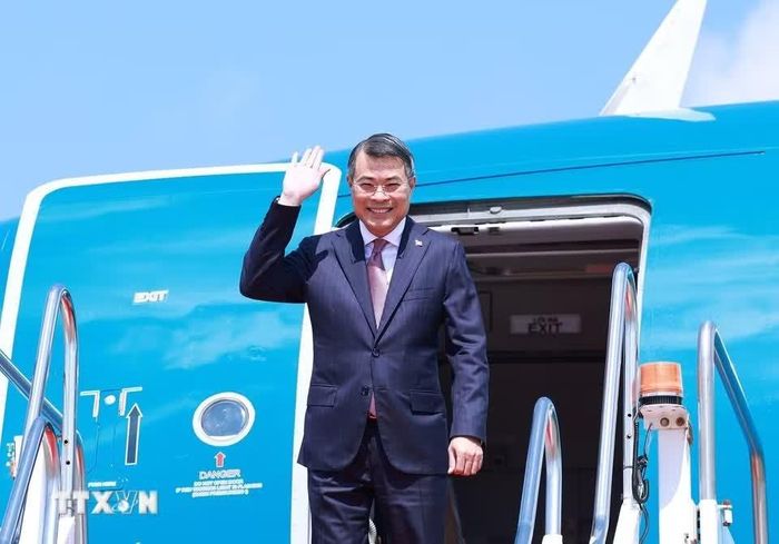  12h45 ngày 8/10, chuyên cơ chở Thủ tướng Lê Minh Hưng và Đoàn đại biểu cấp cao Việt Nam đến sân bay quốc tế Wattay ở thủ đô Vientiane, bắt đầu chuyến thăm chính thức nước Cộng hòa Dân chủ Nhân dân Lào theo lời mời của Thủ tướng Chính phủ nước CHDCND Lào Saleumxay Kommasith. Ảnh: Dương Giang/TTXVN. 