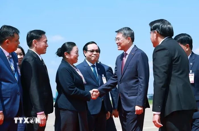  Chuyến thăm là dịp để hai Đảng, hai Chính phủ tiếp tục khẳng định mạnh mẽ truyền thống đoàn kết đặc biệt, gắn bó thủy chung, trước sau như một giữa Việt Nam và Lào, mối quan hệ gắn bó keo sơn đã được thử thách, tôi luyện và không ngừng bồi đắp qua các giai đoạn lịch sử; đồng thời, thể hiện quyết tâm chính trị của lãnh đạo cấp cao hai Đảng, hai Chính phủ trong việc đưa quan hệ đặc biệt Việt Nam-Lào phát triển theo hướng ngày càng thực chất và hiệu quả hơn. Ảnh: Dương Giang/TTXVN. 