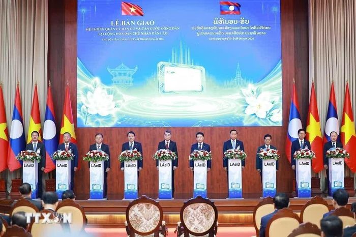  Thủ tướng Lê Minh Hưng và Thủ tướng Lào Saleumxay Kommasith dự Lễ bàn giao Hệ thống quản lý dân cư và CCCD tại Lào. Ảnh: Dương Giang/TTXVN. 