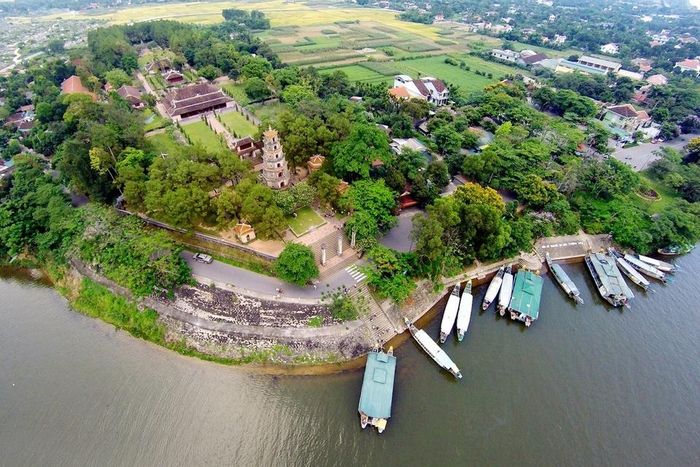 Cảnh từ trên cao chùa Thiên Mụ nằm trên đồi Hà Khê, tả ngạn sông Hương (TP Huế). Ảnh: Mạnh Thắng.