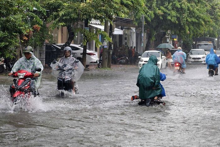 Tại phường Tam Kỳ, nhiều đoạn đường Hùng Vương bị ngập. Đoạn qua chợ Thương mại đã được giăng dây, tạm cấm lưu thông do nước ngập sâu. Người dân được khuyến cáo không đi vào khu vực này để tránh nguy hiểm, nhất là khi mực nước và dòng chảy có thể thay đổi nhanh. Ảnh: Thành Nguyễn/Tam Kỳ.