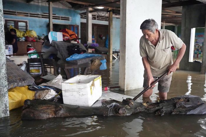 Trao đổi với Tri Thức - Znews, đại diện UBND xã Vạn Tường cho biết hiện tại mực nước trên địa bàn tiếp tục dâng. Lực lượng quân sự, công an và cứu nạn cứu hộ có mặt tại hiện trường, hỗ trợ người dân di dời, khơi thông dòng chảy và xử lý các điểm ngập. Ảnh: Quỳnh Liên Võ.