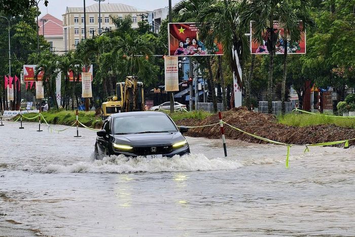 Trước nguy cơ mưa kéo dài, Bộ Chỉ huy Quân sự TP Đà Nẵng kích hoạt phương án phòng, chống thiên tai từ ngày 8/10. Năm tổ công tác với gần 130 cán bộ, chiến sĩ được bố trí tại các địa bàn trọng yếu; 3 đội cứu hộ, cứu nạn và 2 tổ chỉ huy cơ động sẵn sàng xử lý tình huống. Xe thiết giáp lội nước được lệnh chuẩn bị cơ động khi có yêu cầu. Các lực lượng duy trì ứng trực, phối hợp với địa phương theo dõi tình hình, chuẩn bị phương tiện cứu hộ tại khu vực có nguy cơ ngập sâu, chia cắt, lũ quét và sạt lở. Lực lượng biên phòng cũng sẵn sàng tham gia cứu hộ, cứu nạn trên biển. Ảnh: Thành Nguyễn/Tam Kỳ.