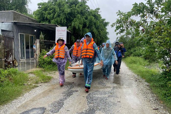 UBND xã Vạn Tường huy động lực lượng Quân sự, Công an và Đội Phòng cháy chữa cháy và Cứu nạn cứu hộ khu vực 2 có mặt tại điểm ngập nước, triển khai phương án cứu hộ. Ảnh: Quỳnh Liên Võ.