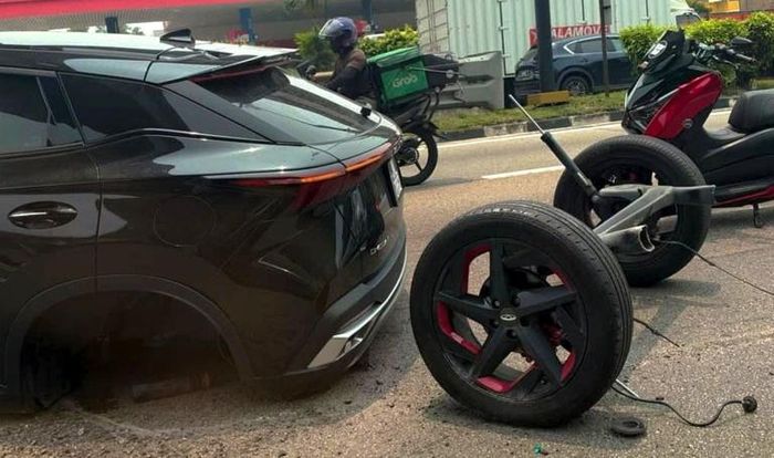 Hình ảnh chiếc Omoda C5 rơi toàn bộ trục sau tại Malaysia được người dân ghi lại. Ảnh: Panggil Aku Naz.