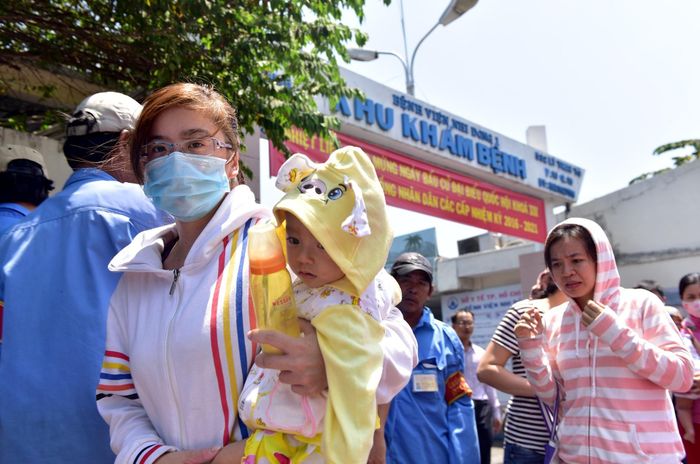  Phụ huynh đưa con đến khám tại Bệnh viện Nhi đồng 1. Ảnh minh hoạ: Lê Quân. 