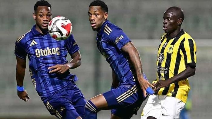  Kể từ khi rời Premier League, Durán lần lượt khoác áo Al-Nassr, Fenerbahce, Zenit và Benfica dù mới 22 tuổi. 