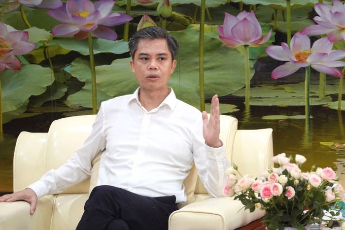  Phó trưởng Ban Tuyên giáo Trung ương Nguyễn Văn Chiến chia sẻ với cán bộ học viện và nhà xuất bản. Ảnh: Thúy Hạnh.