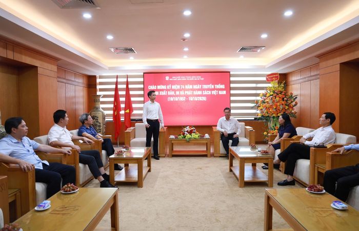  Đoàn công tác thăm và chúc mừng Nhà xuất bản Chính trị quốc gia Sự thật nhân ngày truyền thống của ngành. Ảnh: NXB Chính trị quốc gia Sự thật.