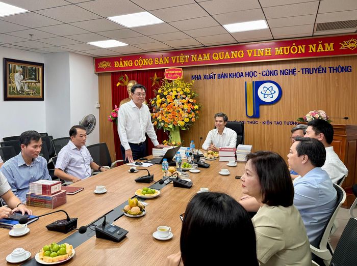  Ông Trần Chí Đạt báo cáo hoạt động của nhà xuất bản với lãnh đạo Ban Tuyên giáo Trung ương. Ảnh: NXB Khoa học - Công nghệ - Truyền thông.