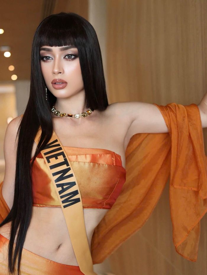 Người đẹp có thời gian ngắn ngủi chuẩn bị cho MGI kể từ sau đăng quang Hoa hậu Hòa bình Việt Nam 2026. Tuy nhiên, Emoura nhập cuộc tự tin, chủ động. Trong nhiều tình huống, người đẹp 26 tuổi xử lý bình tĩnh. Đáng chú ý, tại sự kiện Welcome Ceremony & Press Conference thuộc khuôn khổ cuộc thi, cô bị vấp khi bước xuống sân khấu và suýt rơi vương miện. Người đẹp nhanh chóng dùng hai tay để giữ vương miện, sau đó tiếp tục hoàn thiện màn trình diễn. 