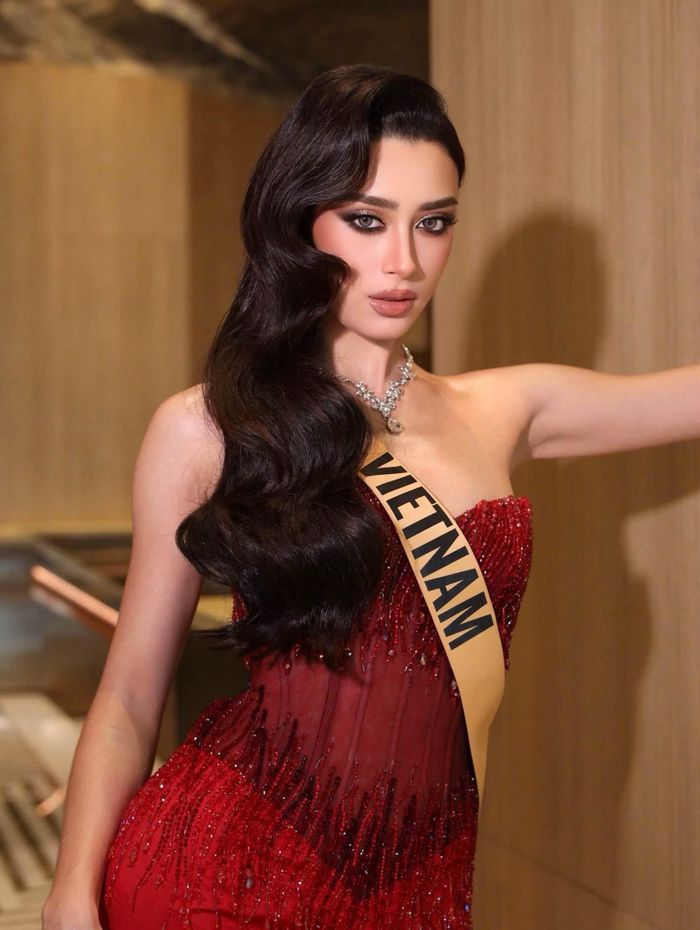 Trước đó, cô từng vướng nghi vấn bị công ty chủ quản ngó lơ, thiếu sự sâu sát, hỗ trợ tại MGI năm nay. Phía Sen Vàng sau đó lên tiếng phủ nhận và cho biết các quyết định liên quan đến Emoura được cân nhắc dựa trên quy định của cuộc thi, lịch trình, điều kiện của thí sinh, nguồn lực của đơn vị và những yếu tố thực tế khác. Bên cạnh đó, đơn vị mong quý khán giả thể hiện sự ủng hộ văn minh, tránh các công kích hay suy diễn gây ảnh hưởng tâm lý của Emoura.