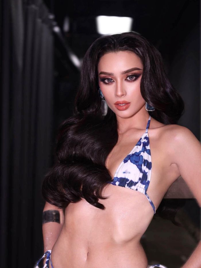 Với phần thi trình diễn bikini, người đẹp làm chủ sân khấu, tạo dáng linh hoạt và nhiều năng lượng. Emoura Phạm cao 1,7 m, số đo ba vòng 79-59-92 cm. Người đẹp sinh năm sinh năm 2000 duy trì phong độ ổn định tại cuộc thi năm nay. Theo chuyên trang sắc đẹp Sash Factor, Emoura được dự đoán có thể đạt thành tích tốt ở chung kết MGI 2026.