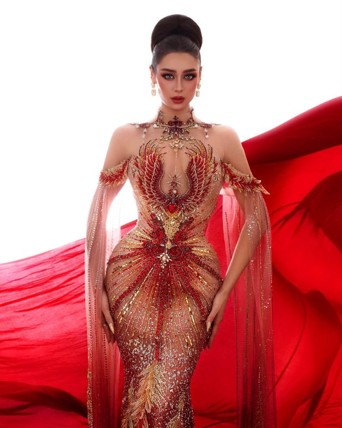 Bán kết Miss Grand International 2026 (Hoa hậu Hòa bình Quốc tế) diễn ra vào tối 7/10 tại Thái Lan. Đại diện Việt Nam là Hoa hậu Emoura Phạm trải qua hai phần trình diễn bikini và dạ hội. Người đẹp diện thiết kế lấy cảm hứng từ hình tượng phượng hoàng vươn mình giữa ngọn lửa. Trang phục xuyên thấu với phom đuôi cá, điểm nhấn nằm ở lớp đính kết đỏ ruby, cam lửa và vàng ánh kim. Emoura Phạm trình diễn tự tin, catwalk uyển chuyển.