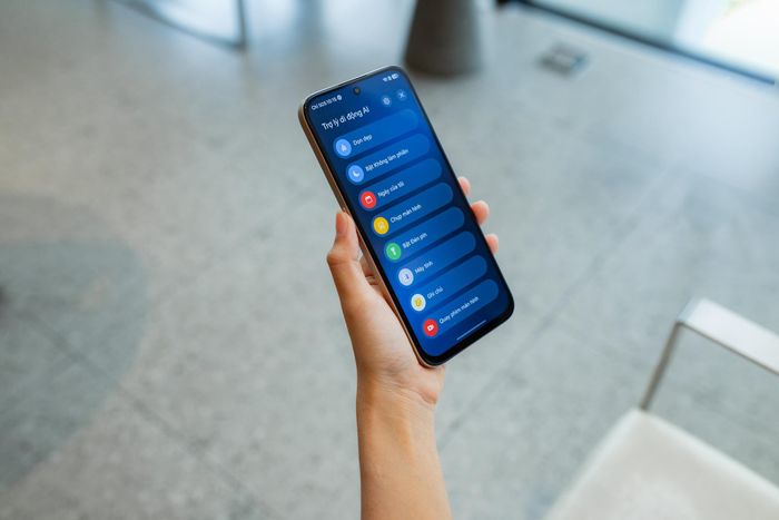  Bên cạnh độ bền và thời lượng pin, HONOR 600S còn có phím AI riêng để truy cập nhanh các công cụ như Gemini, dịch thuật, tìm kiếm và chỉnh sửa ảnh bằng AI. 