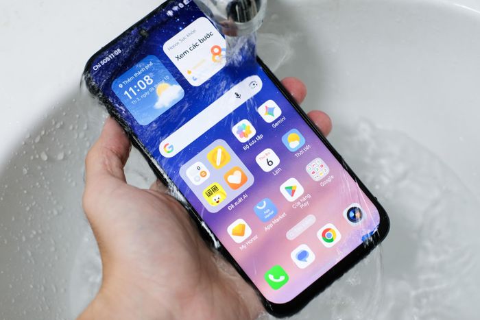 Bộ ba IP68, IP69 và IP69K giúp HONOR 600S đối phó với cả những lần vô tình đổ nước, gặp mưa lẫn dòng nước có áp lực mạnh.