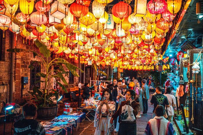  Du khách tham quan Phượng Hoàng cổ trấn, tỉnh Hồ Nam, ngày 1/10. Ảnh: Tân Hoa Xã. 
