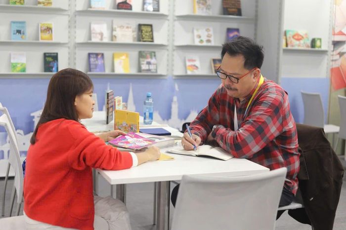 Hoạt động giới thiệu sách diễn ra trong không gian với các biểu tượng của TP.HCM. Ảnh: Đức Huy