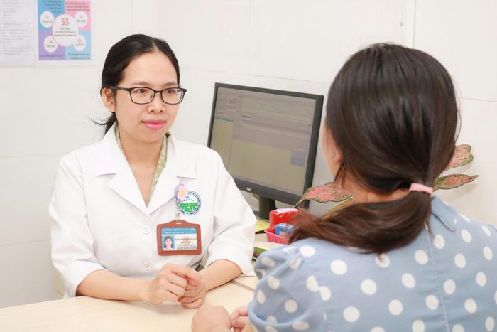  Bác sĩ Hồng Phượng thăm khám cho bệnh nhân. Ảnh: BVCC. 