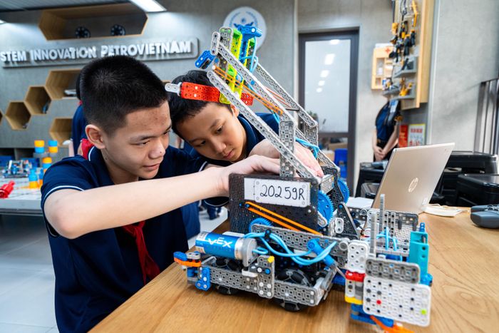 Học sinh trường THCS Cầu Giấy (Hà Nội) tham gia hoạt động STEM. Ảnh: Trần Hiền.