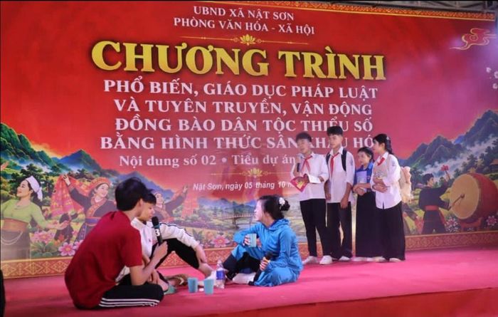Cách truyền đạt trực quan, sinh động không chỉ tạo không khí sôi nổi mà còn giúp các nội dung pháp luật trở nên dễ hiểu, dễ nhớ
