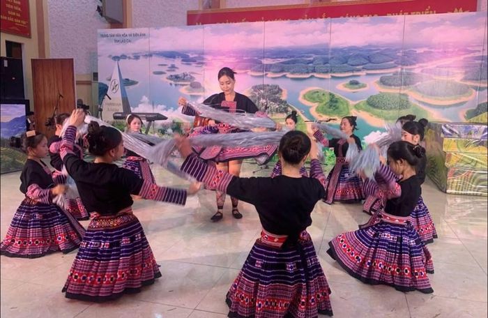 Sắc màu văn hóa Mông Lào Cai được tái hiện qua nghệ thuật trình diễn