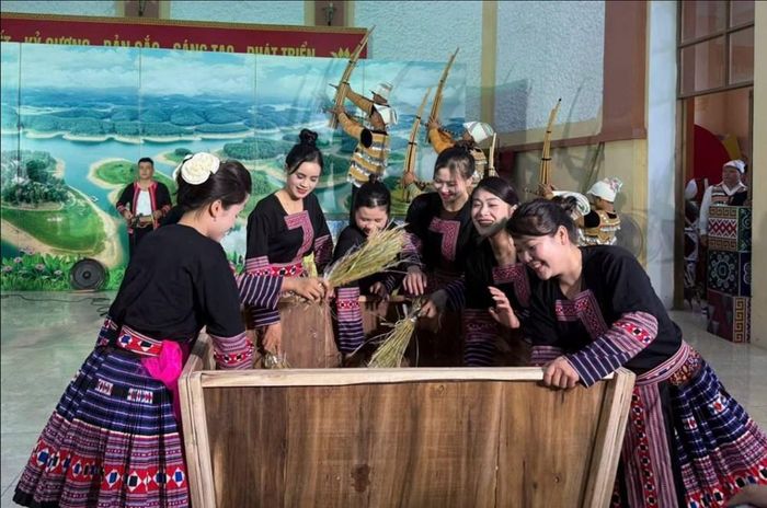 Từ tiếng khèn, điệu múa, câu chuyện văn hóa Mông Lào Cai sẽ được kể tại Ngày hội ở Điện Biên
