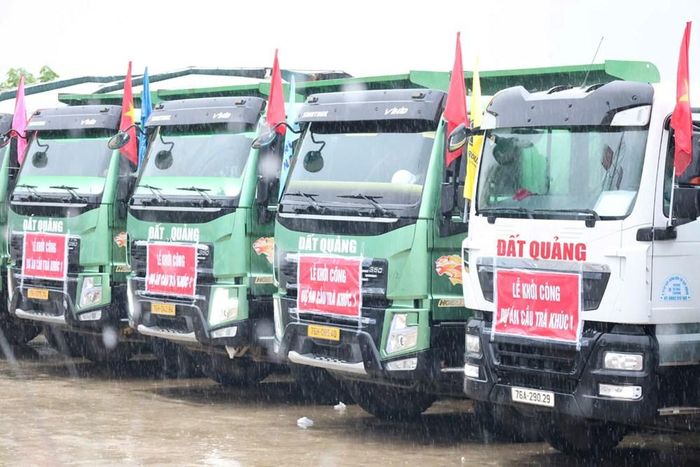 Các phương tiện sẵn sàng thi công Cầu Trà Khúc 1