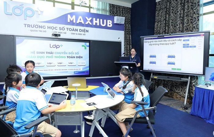 Học sinh trải nghiệm mô hình lớp học số tại Triển lãm