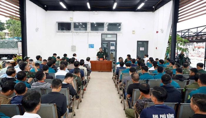 Đại tá Nguyễn Thế Vinh, Chỉ huy trưởng Bộ CHQS TP. Đà Nẵng đến thăm, động viên và kiểm tra thực hành của học viên khóa đào tạo, cấp chứng chỉ lái phương tiện thủy nội địa phục vụ công tác phòng, chống thiên tai và tìm kiếm cứu nạn năm 2026