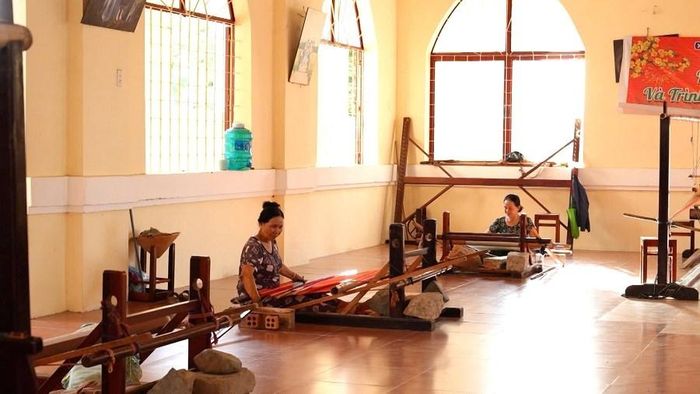 Những phụ nữ Chăm làng Mỹ Nghiệp dệt thổ cẩm