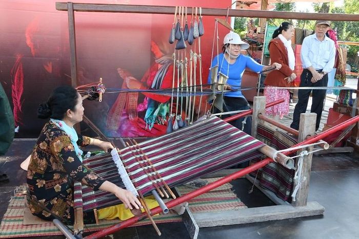 Những nghệ nhân làng Mỹ Nghiệp dệt thổ cẩm tại Tháp Bà Ponagar