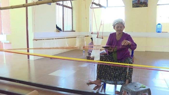 Dù đã cao tuổi, cụ Bá Thị Mới vẫn miệt mài bên khung dệt truyền thống