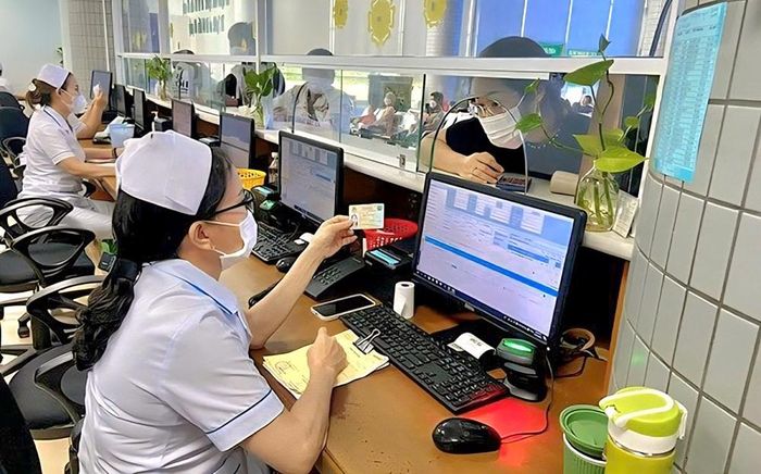 Người dân thực hiện thủ tục khám, chữa bệnh bằng căn cước có tích hợp thông tin bảo hiểm y tế. Ảnh: Công an Thanh Hoá