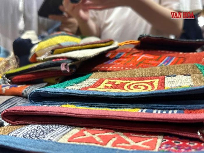 Mẫu mã sản phẩm đa dạng, từ túi xách đến sản phẩm lưu niệm