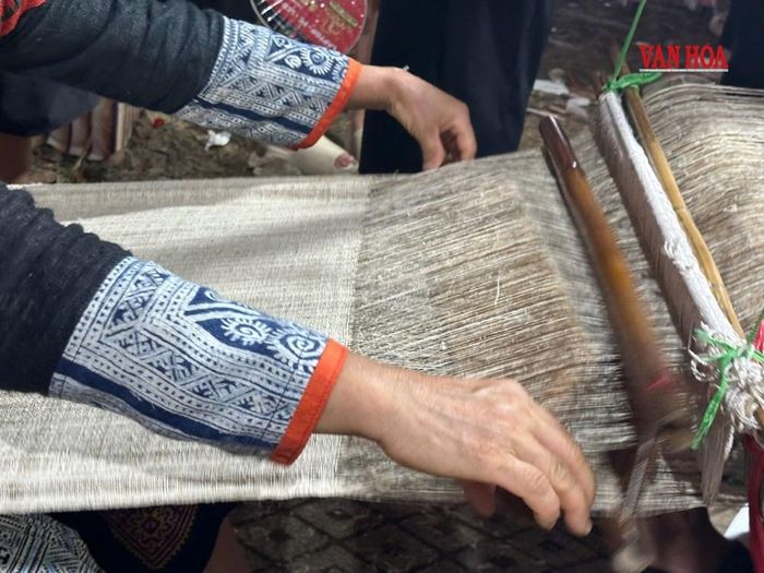 Đồng bào Mông ở xã Lùng Tám (Tuyên Quang) đưa văn hóa dệt vải lanh thủ công xuống phố