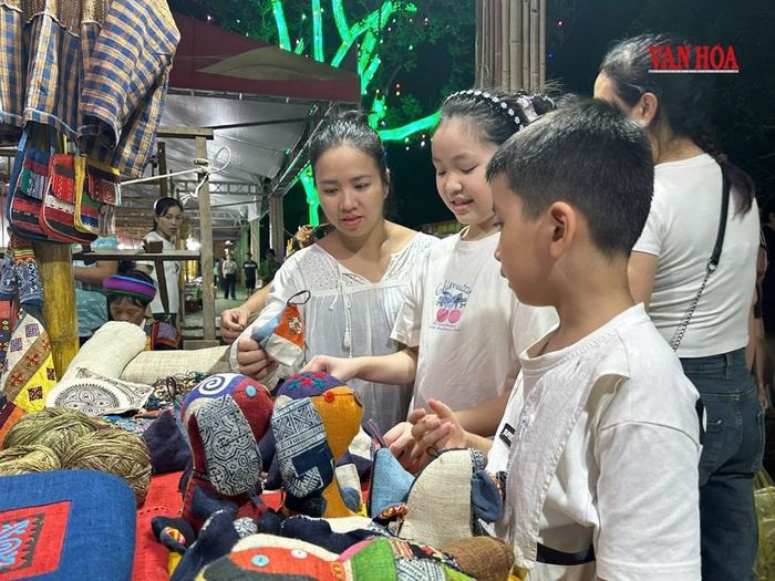 Gian hàng trưng bày nhiều sản phẩm từ vải lanh của đồng bào Mông, thu hút sự quan tâm của du khách