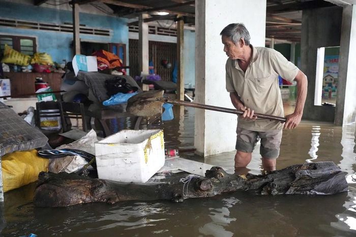 Nước dâng nhanh ở một số dân cư thôn Đông Lỗ, xã Vạn Tường