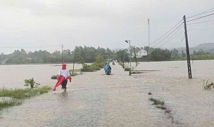 Nước ngập qua đường một số điểm ở xã Đông Sơn