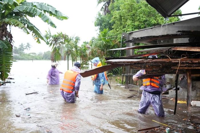Các lực lượng có mặt tại các điểm ngập sâu để hỗ trợ người dân