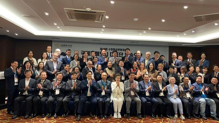 Các đại biểu chụp ảnh lưu niệm